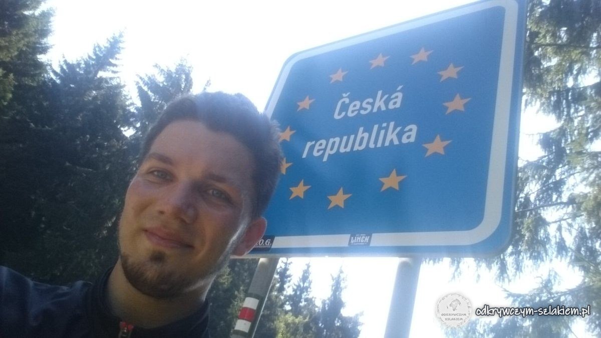 Maciek junto al cartel azul de Česká republika con las estrellas de la UE en la frontera polaco-checa de Jakuszyce