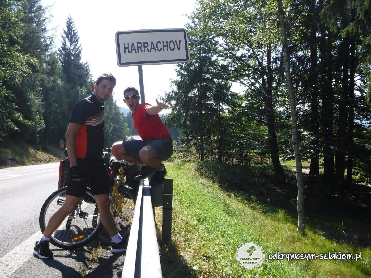Maciek y Michał con las bicis cargadas de alforjas junto al cartel de Harrachov, justo pasada la frontera polaco-checa