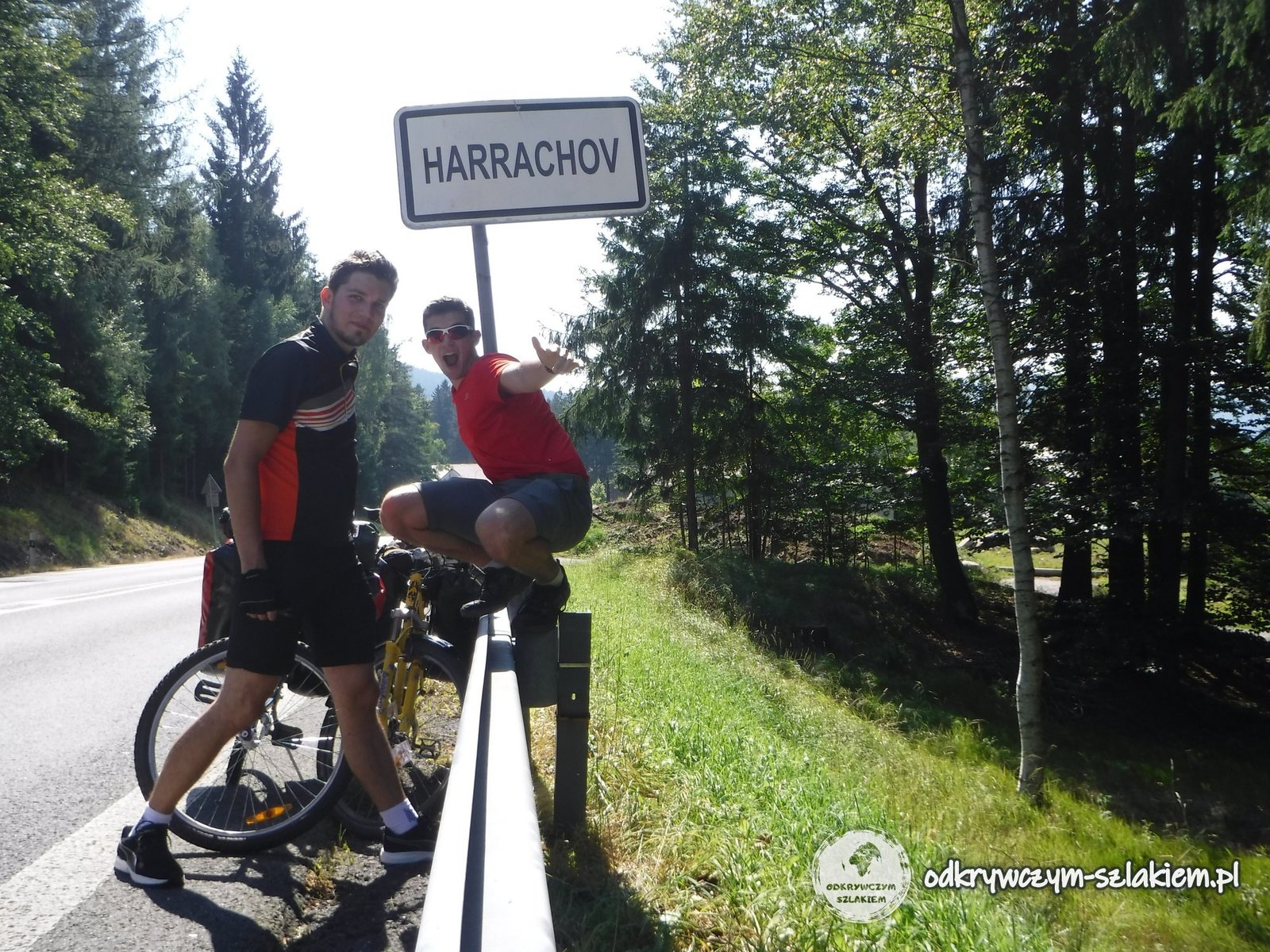 Maciek y Michał con las bicis cargadas de alforjas junto al cartel de Harrachov, justo pasada la frontera polaco-checa