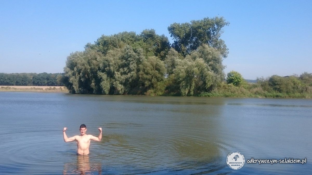 Michał bañándose en un lago con un islote arbolado camino de Mladá Boleslav