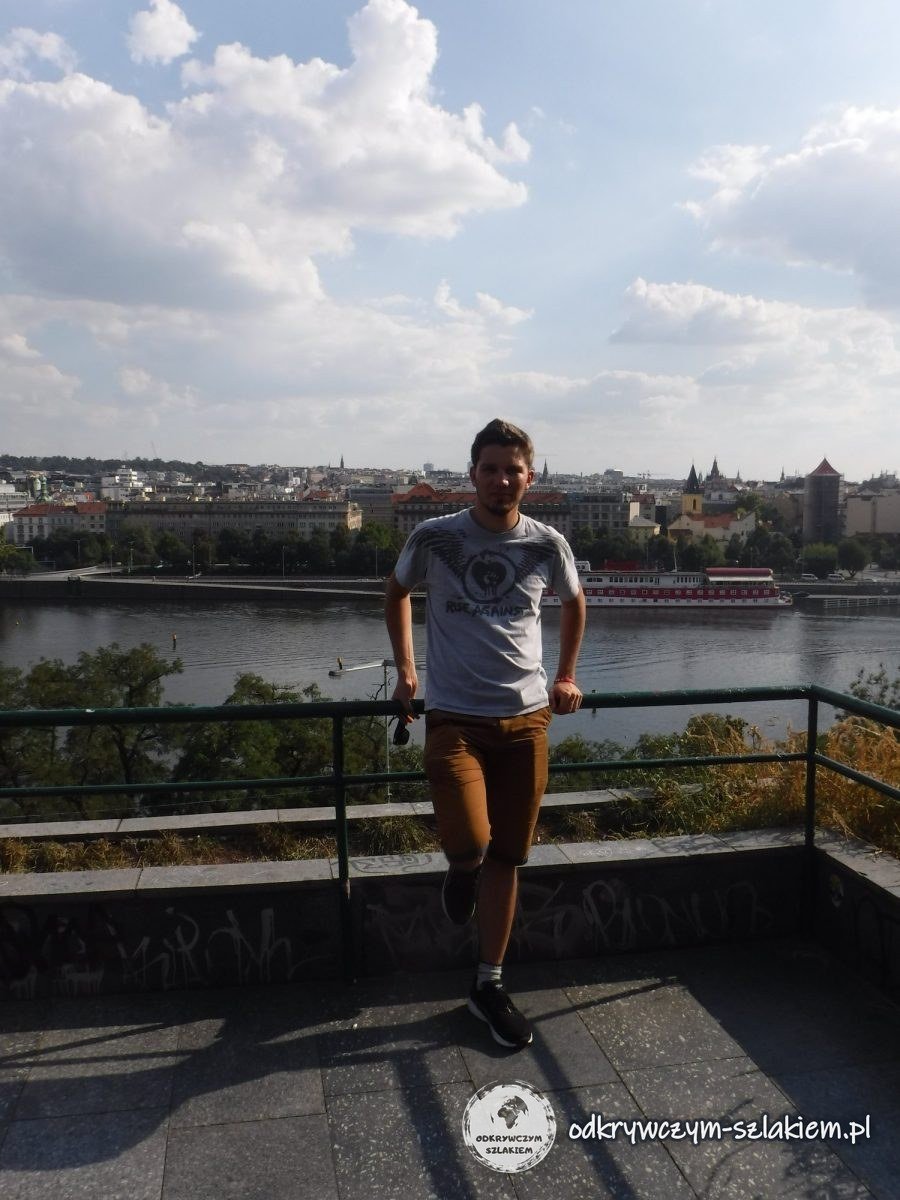 Maciek junto a la barandilla en Letná, con el Moldava y la Ciudad Vieja de Praga detrás