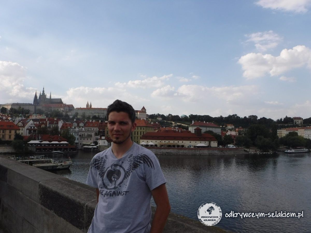 Maciek en el Puente de Carlos, con el Moldava y Hradčany con la catedral de San Vito detrás