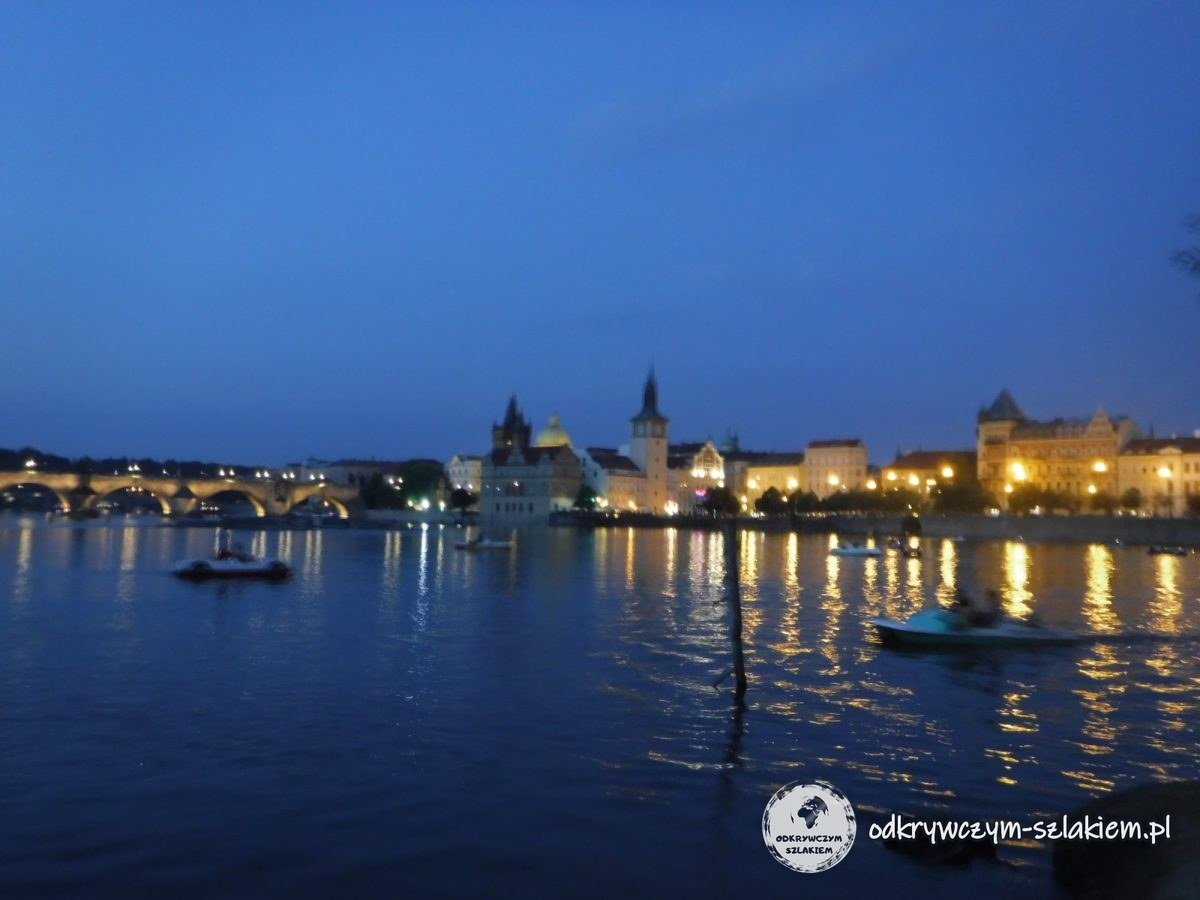 El Moldava al anochecer con el Puente de Carlos iluminado y la orilla de la Ciudad Vieja de Praga