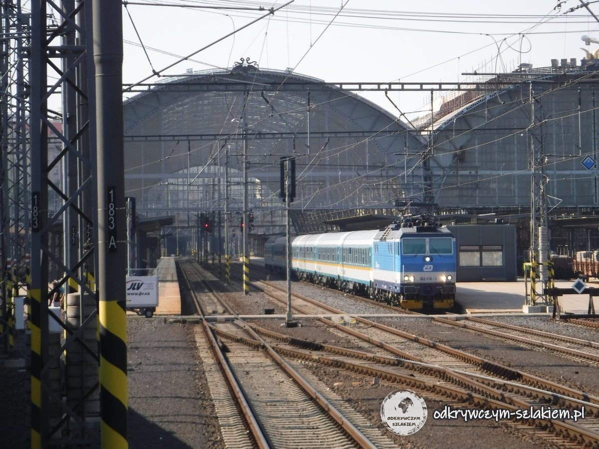 La nave metálica de andenes de la estación Praha hlavní nádraží con una locomotora junto al andén