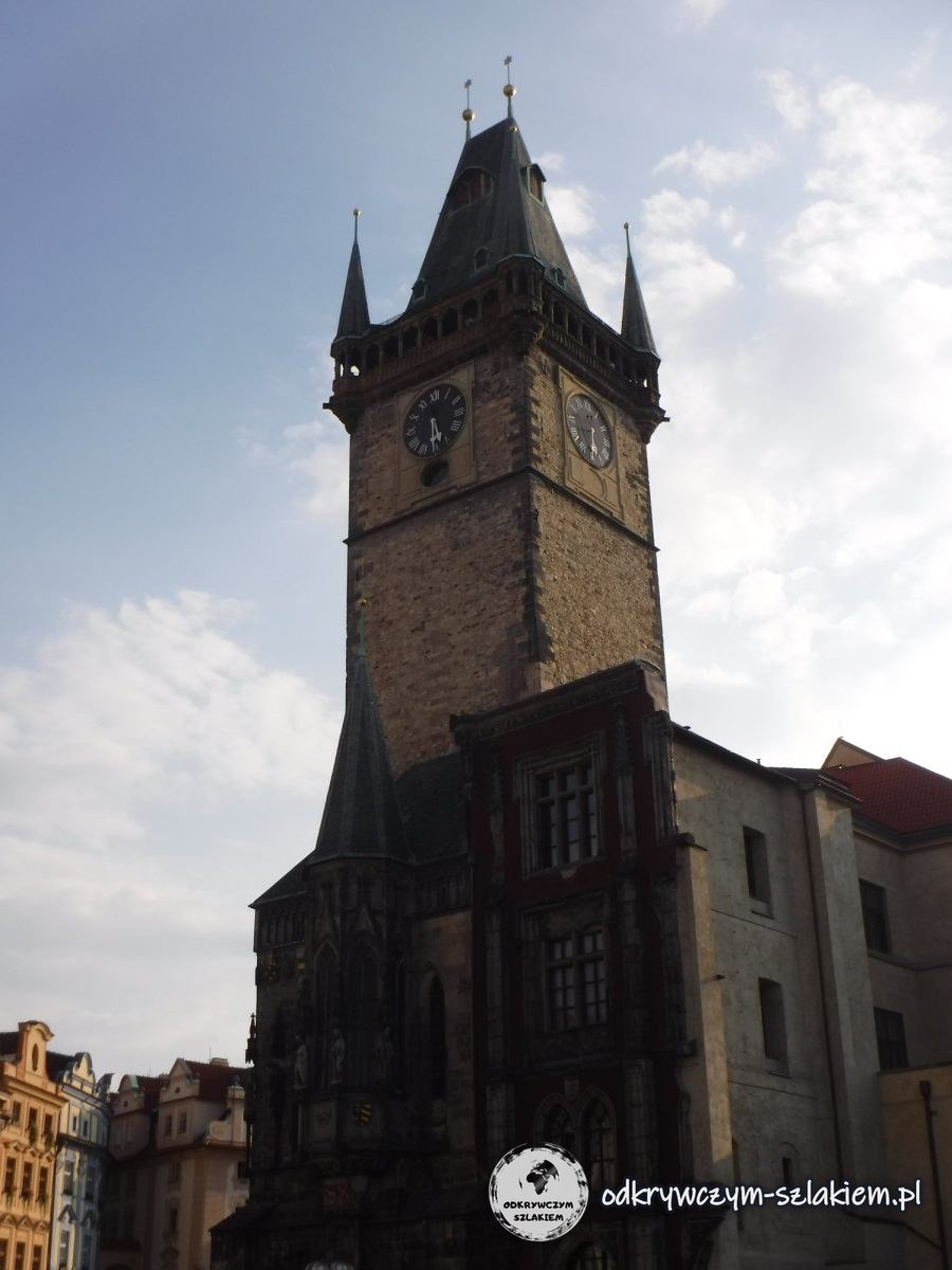 La torre gótica del Ayuntamiento de la Ciudad Vieja de Praga bajo el cielo de la tarde
