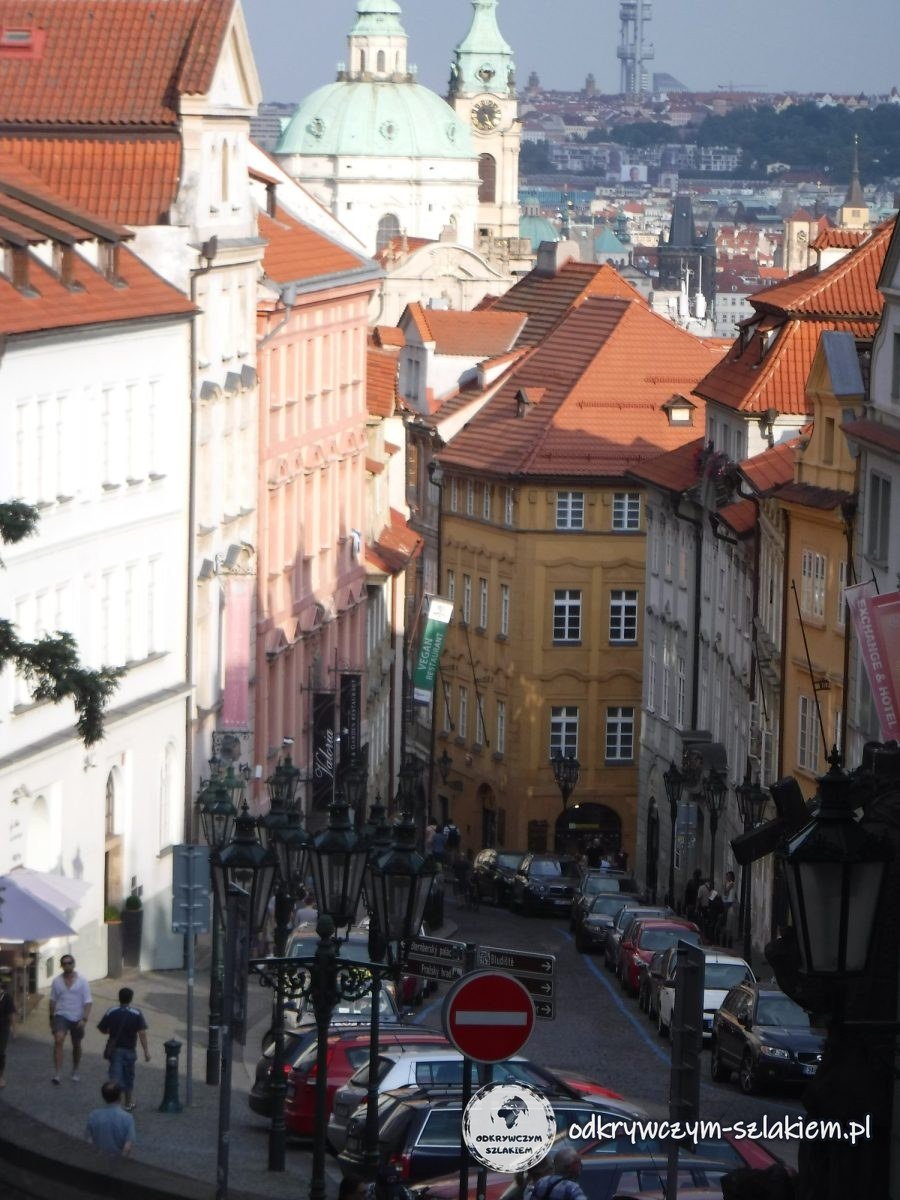 Vista desde las Escaleras del Castillo de las casas de Malá Strana y la cúpula de San Nicolás en Praga