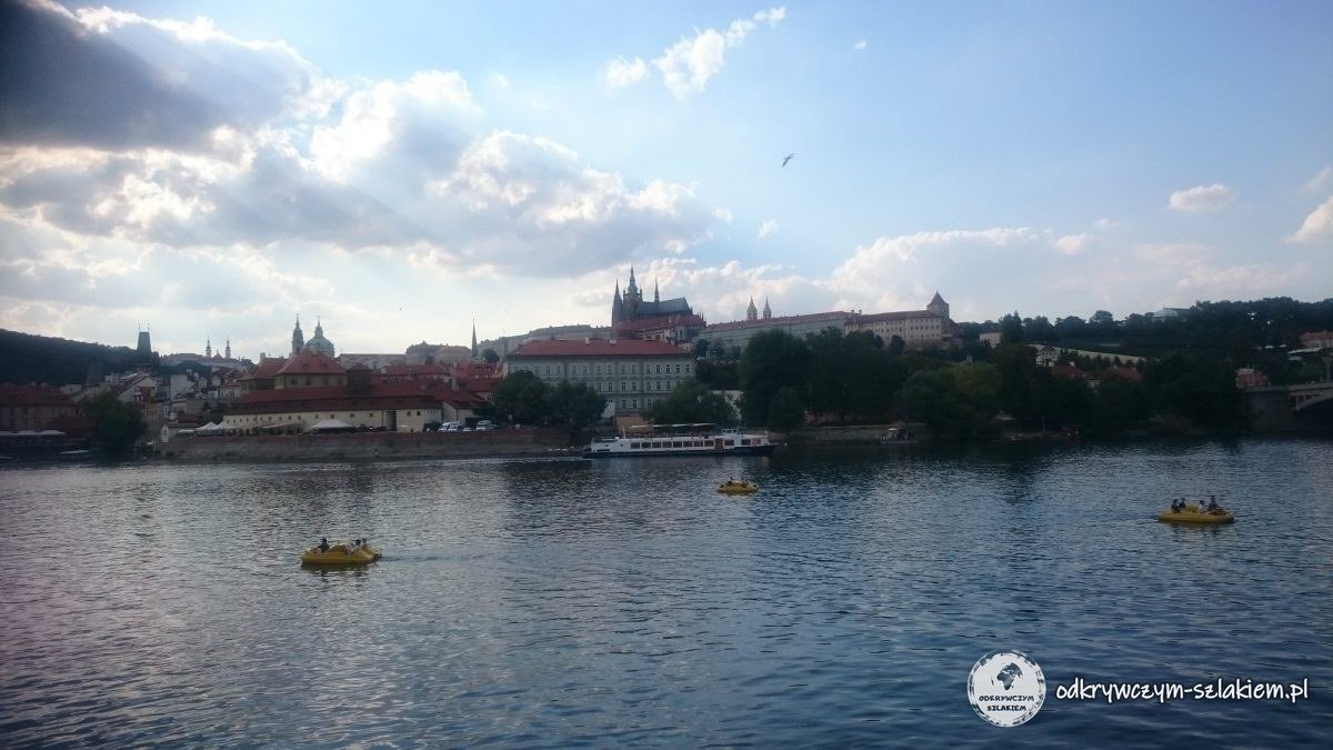 El Moldava con hidropedales y, detrás, Malá Strana y Hradčany con la catedral de San Vito en Praga