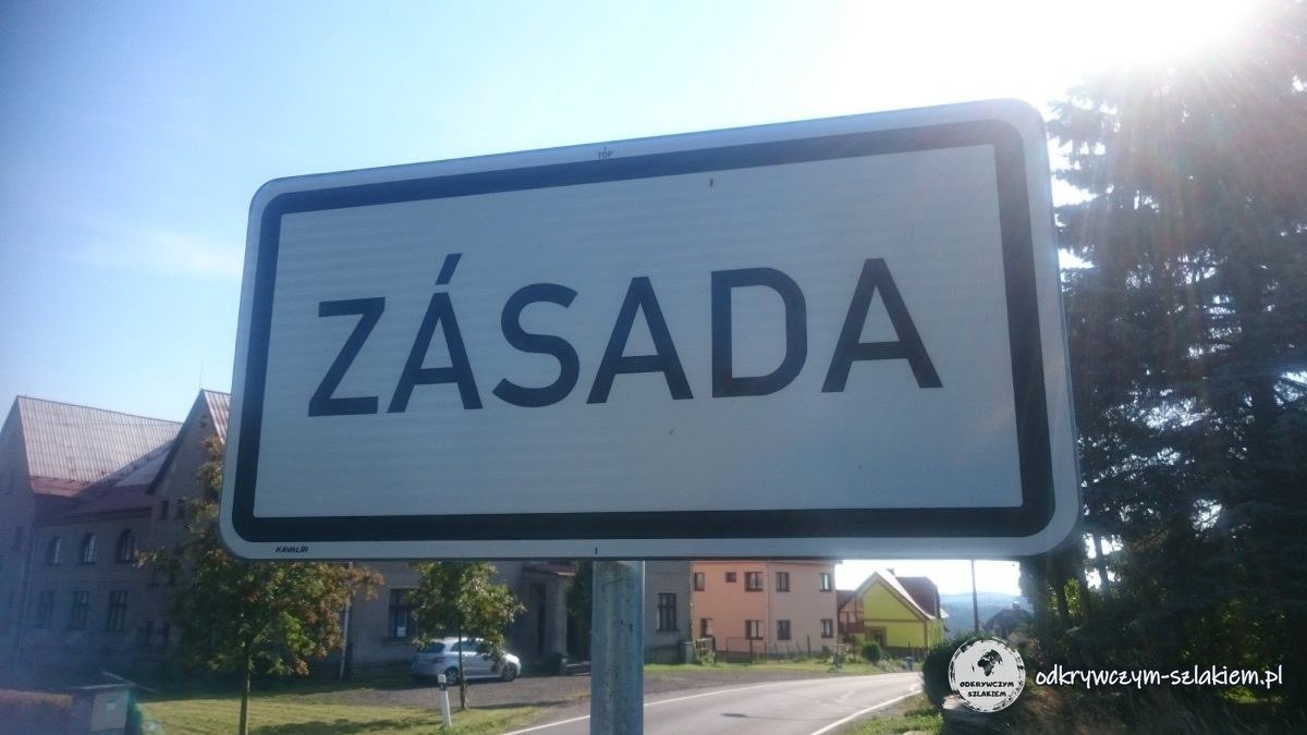 Cartel de Zásada junto a la carretera en Chequia