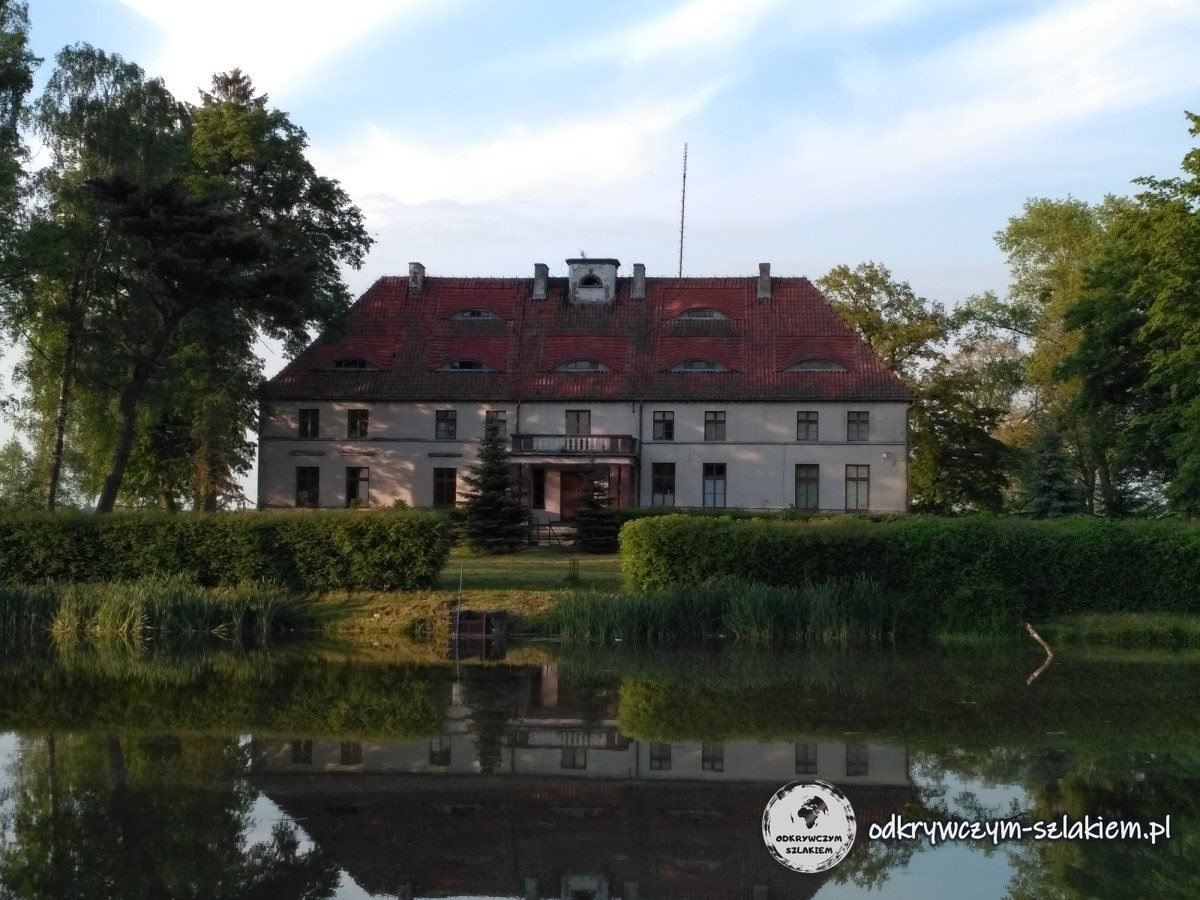 Stary dwór nad stawem w Cieszymowie Wielkim, odbity w wodzie
