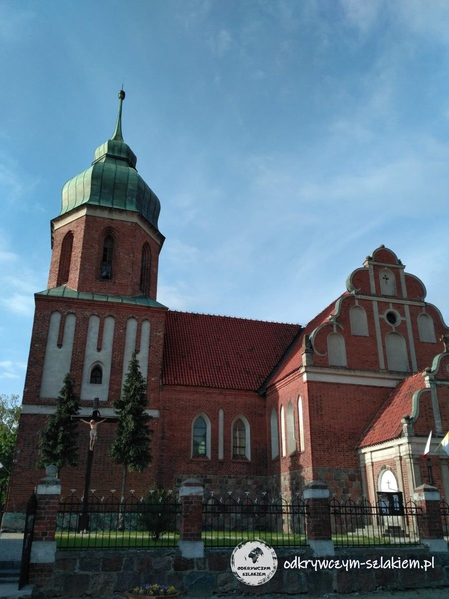 Ceglany kościół z wieżą krytą zieloną miedzianą blachą na trasie przez Powiśle