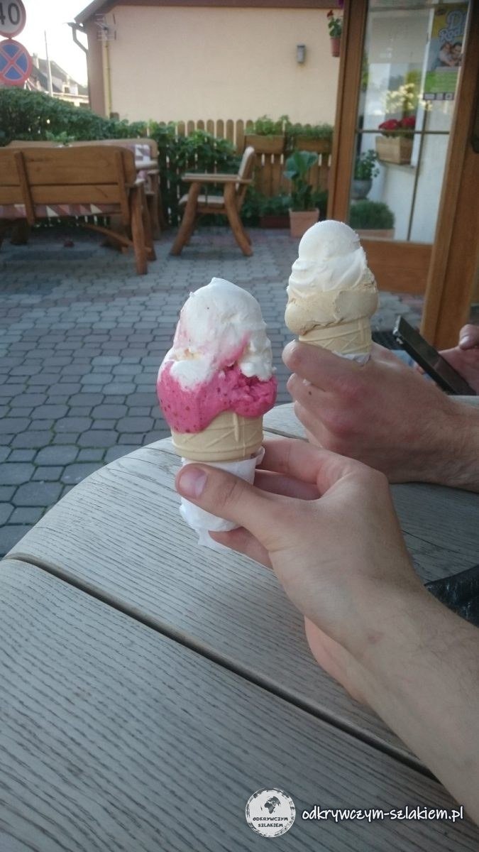 Dwa rożki z lodami na stoliku przed kawiarnią w Łukcie