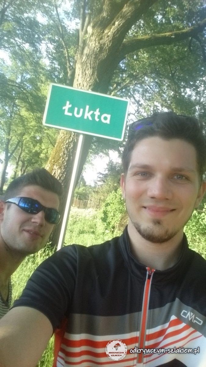 Selfie z Michałem przy tablicy z nazwą Łukta