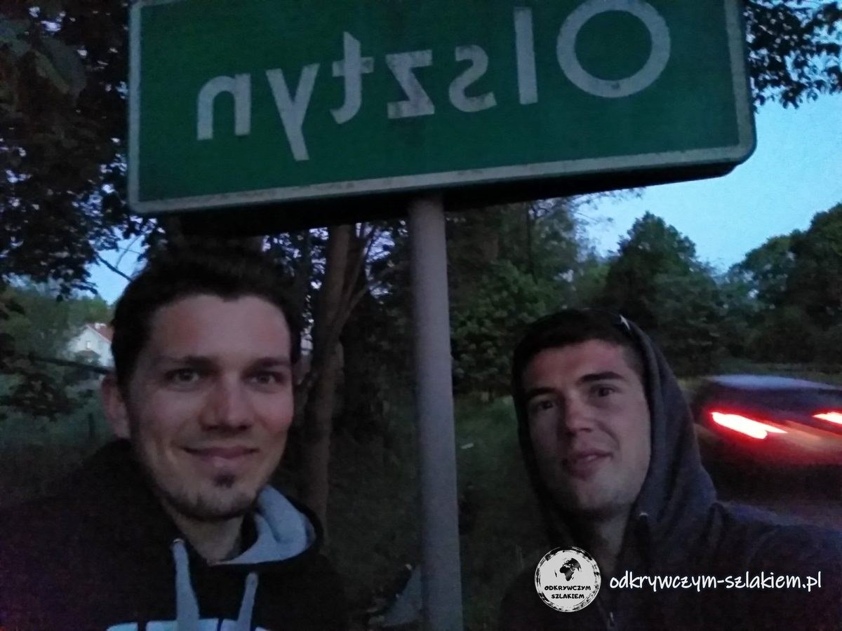 Selfie z Michałem pod tablicą z nazwą Olsztyn wieczorem po przejechaniu 130 km