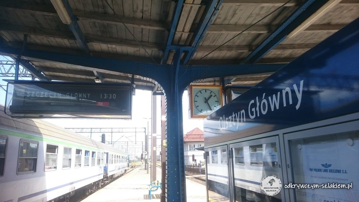 Peron dworca Olsztyn Główny z pociągiem i zegarem przed wyjazdem do Malborka