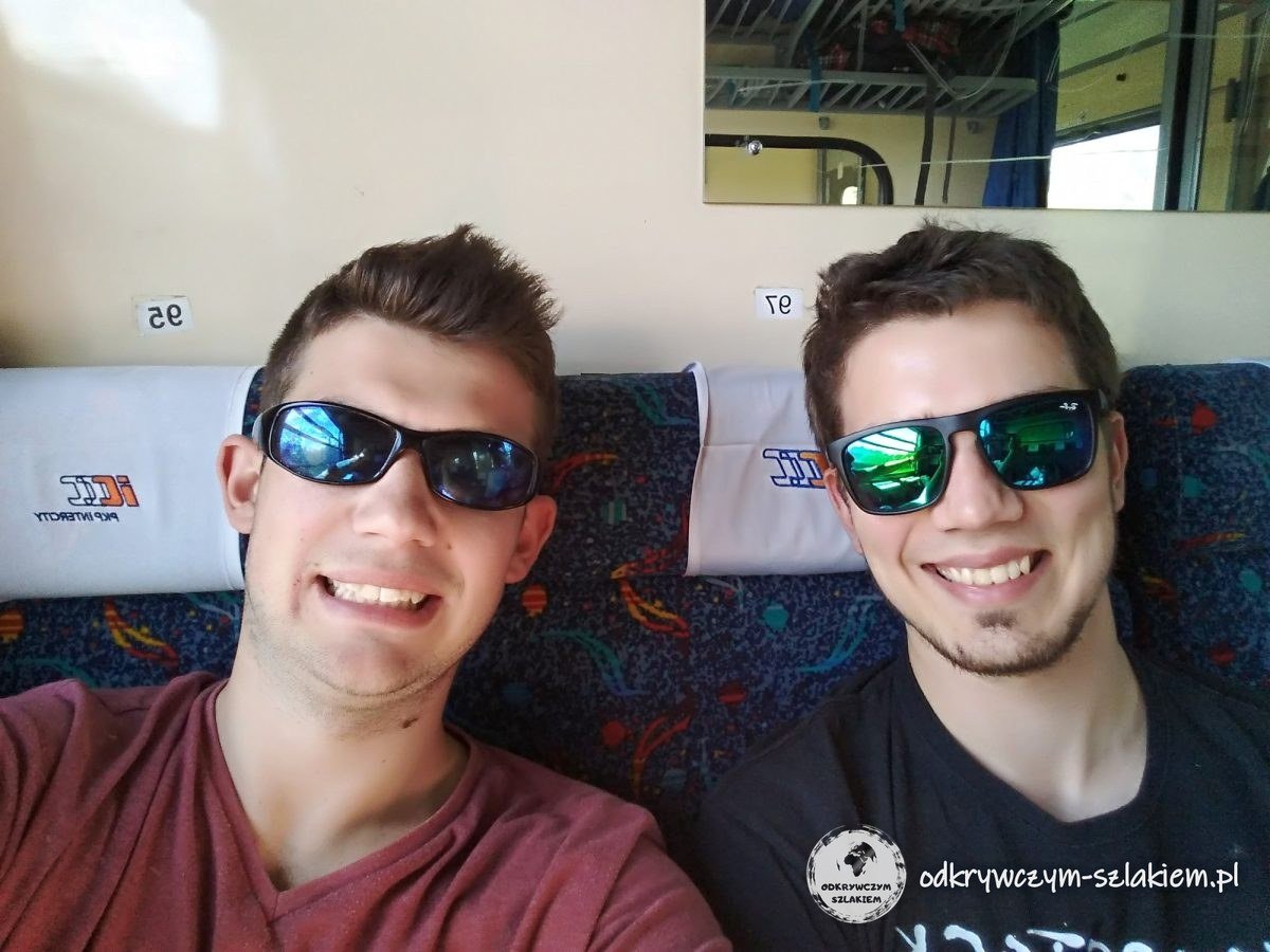Selfie z Michałem w okularach przeciwsłonecznych w pociągu do Malborka