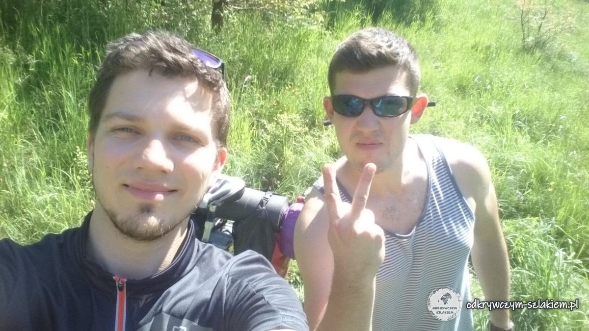 Selfie z Michałem w trawie przy biwaku rano przed wyjazdem