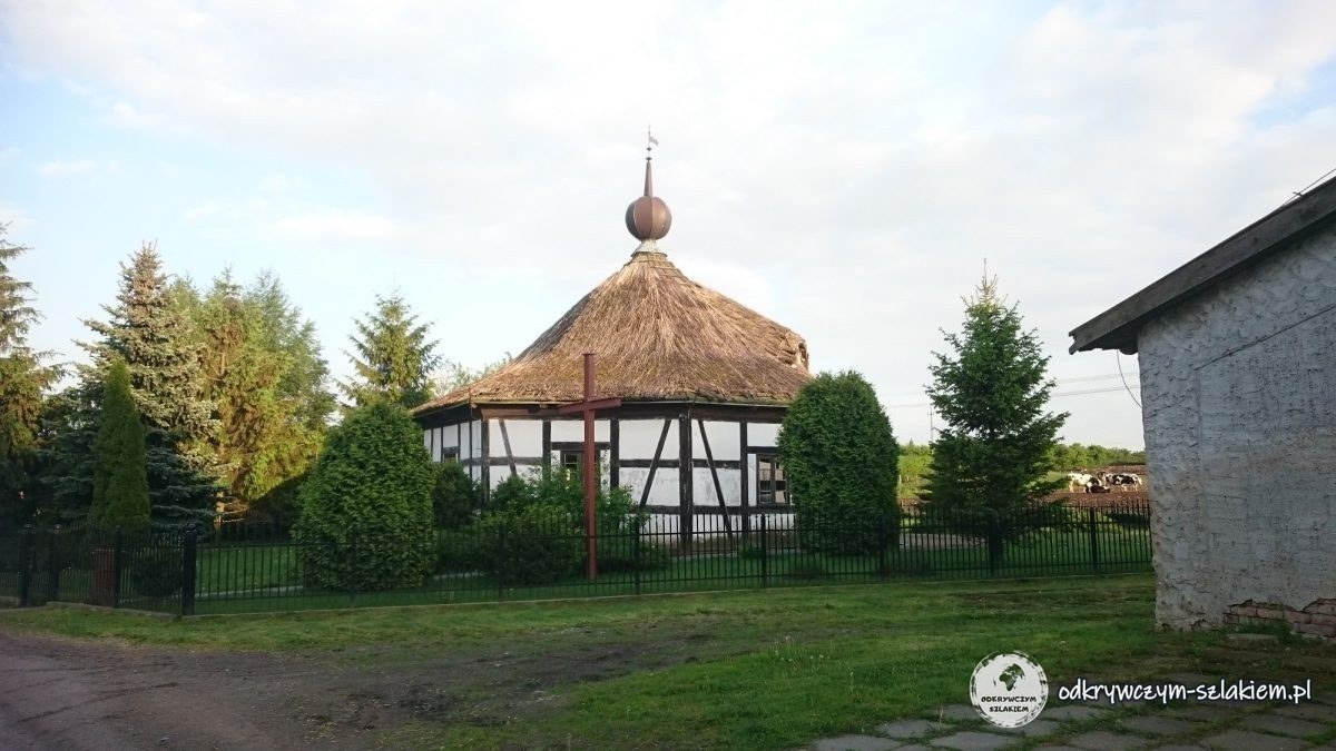 Ośmioboczny budynek z muru pruskiego kryty strzechą, z drewnianą kopułką na szczycie, w Cieszymowie Wielkim