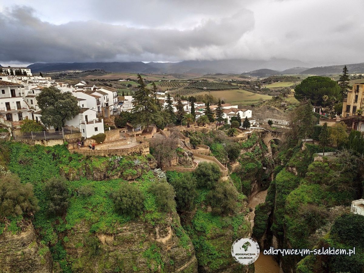 Ronda na krawędzi wąwozu El Tajo – widok w stronę gór Sierra de las Nieves