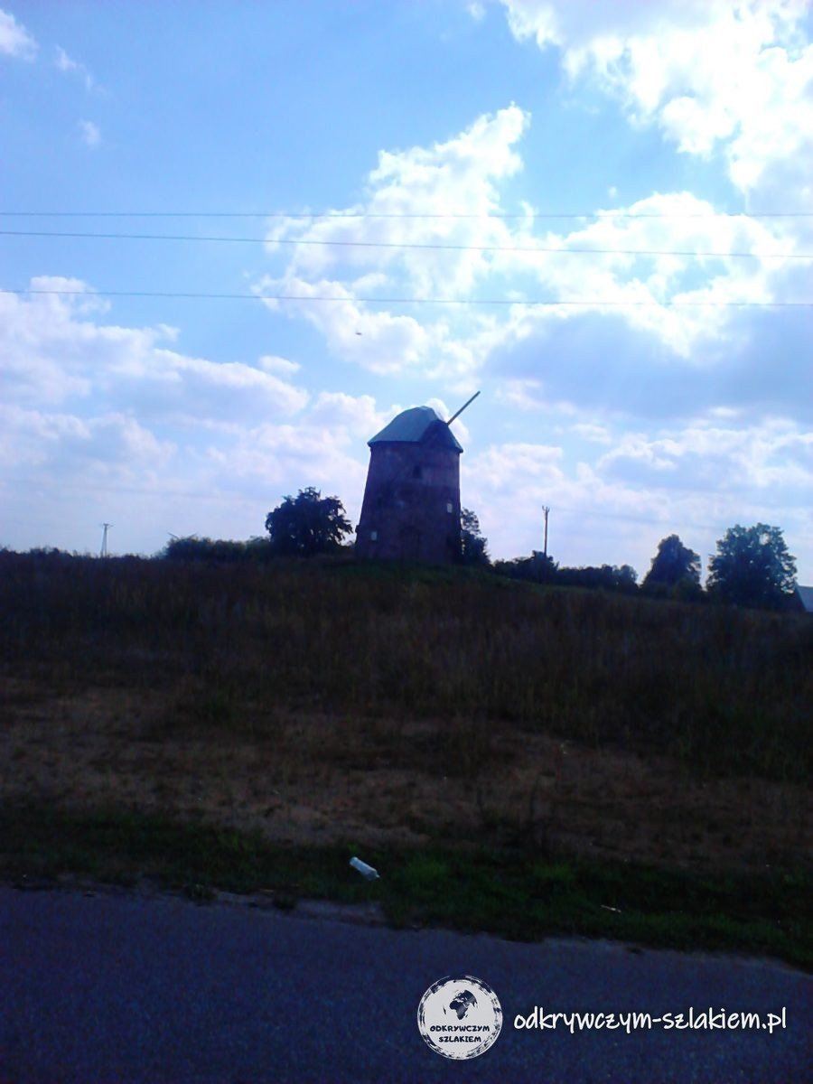 Die historische Holländerwindmühle auf einer Anhöhe in Dąbrowa Białostocka