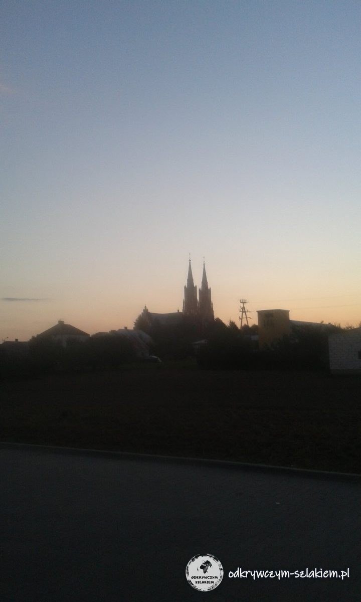 Silhouette der beiden Kirchtürme von Lipsk vor dem Abendhimmel