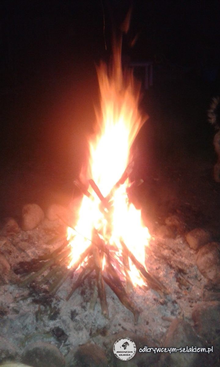 Lagerfeuer aus brennenden Ästen bei Nacht