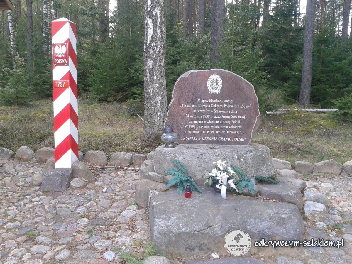 Gedenkstein für die 1939 in Stanowisko ermordeten Soldaten des Grenzschutzkorps, daneben ein rot-weißer Grenzpfahl