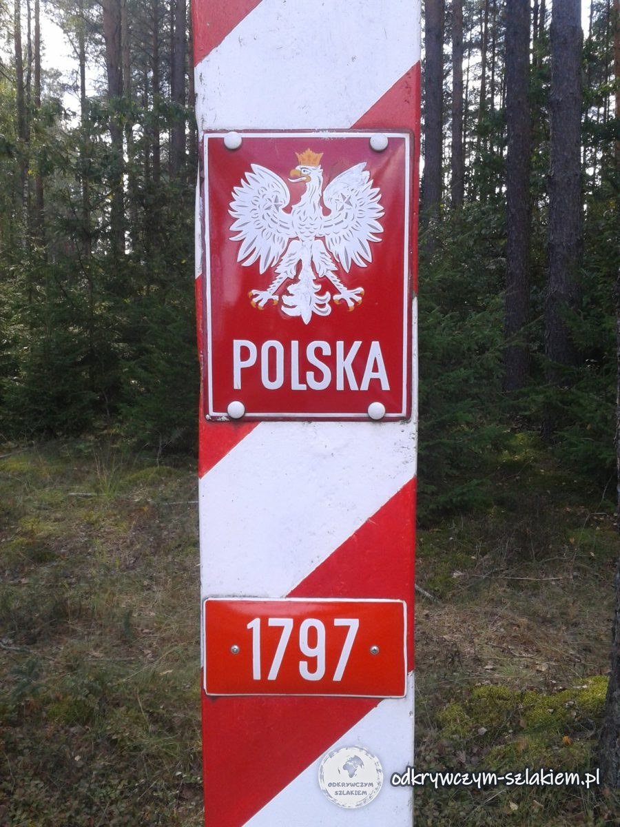 Rot-weißer Grenzpfahl mit Adler, der Aufschrift Polska und der Nummer 1797