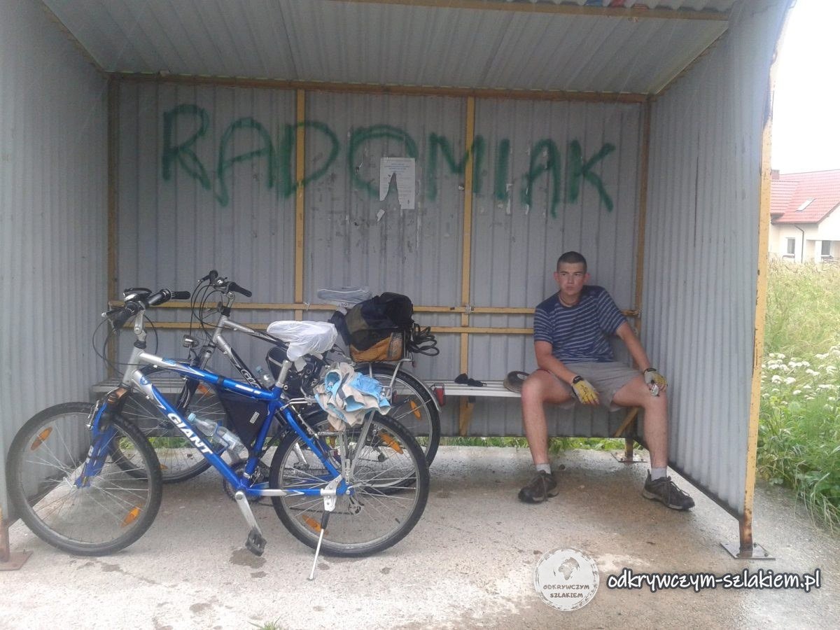 Michał mit den Rädern in einem Bushäuschen bei einer Pause zwischen Allenstein und Guttstadt
