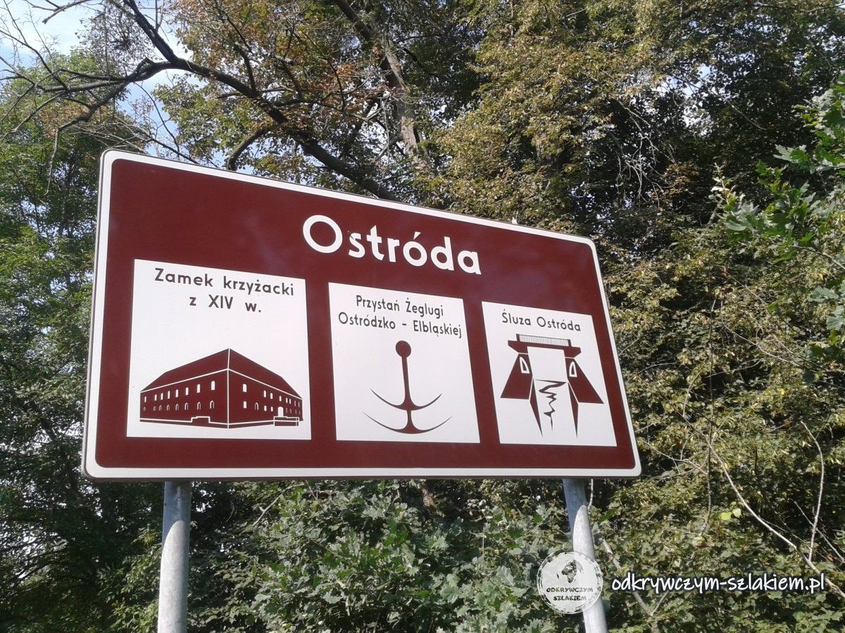 Das braune Hinweisschild von Osterode mit Ordensburg, Schiffsanleger und Schleuse