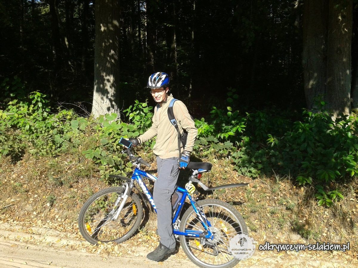 Piotr mit Helm und Rad auf einem Waldweg zwischen Allenstein und Hohenstein
