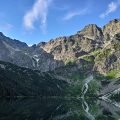 Morskie Oko z odbiciem szczytów w tafli wody
