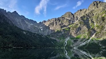 Morskie Oko z odbiciem szczytów w tafli wody