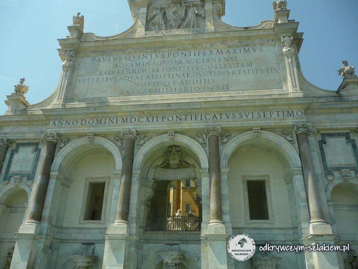 Der Brunnen Acqua Paola auf dem Gianicolo in Rom mit lateinischer Inschrift