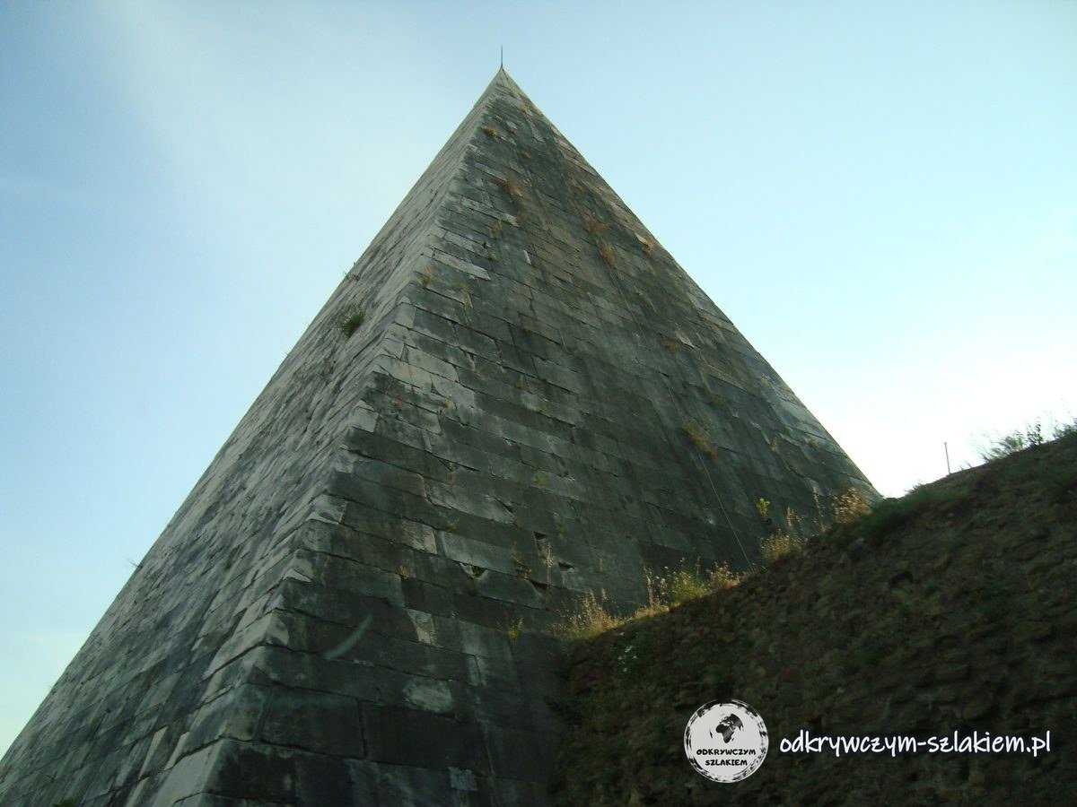 Die Cestius-Pyramide in Rom – ein antikes, mit Marmor verkleidetes Grabmal