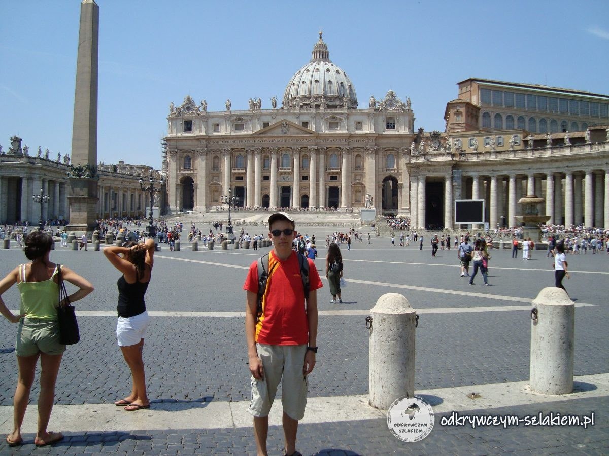 Ein Tourist auf dem Petersplatz mit Basilika und Obelisk im Hintergrund