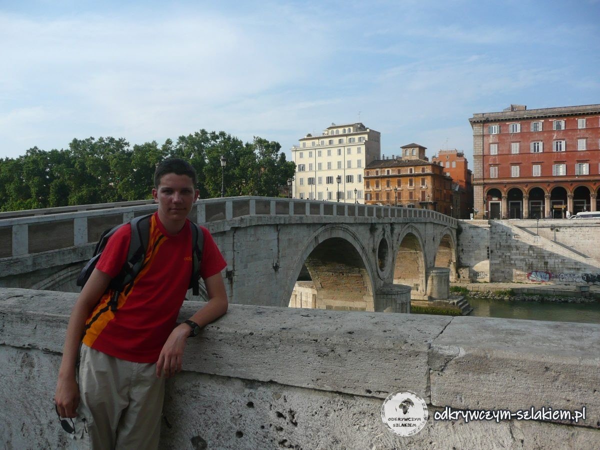 Ein Tourist auf der steinernen Ponte Sisto über dem Tiber