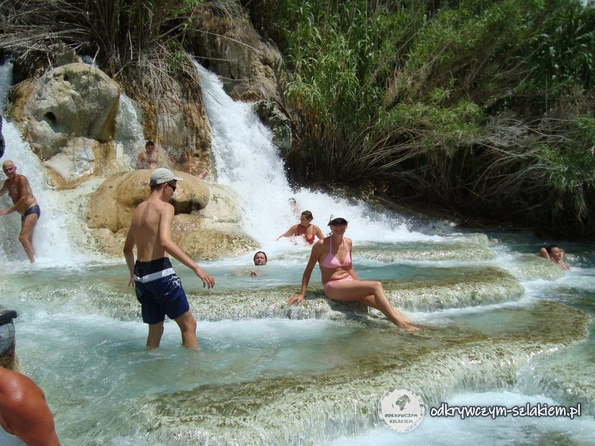 Der Wasserfall an der alten Mühle und Badende in Saturnia