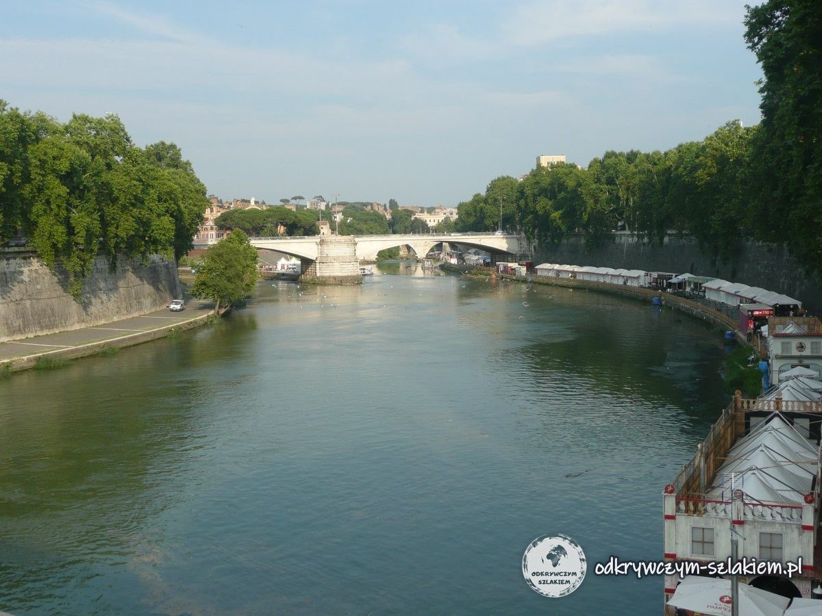 Der Tiber in Rom von der Ponte Sisto aus, mit Brücken und Platanen am Ufer