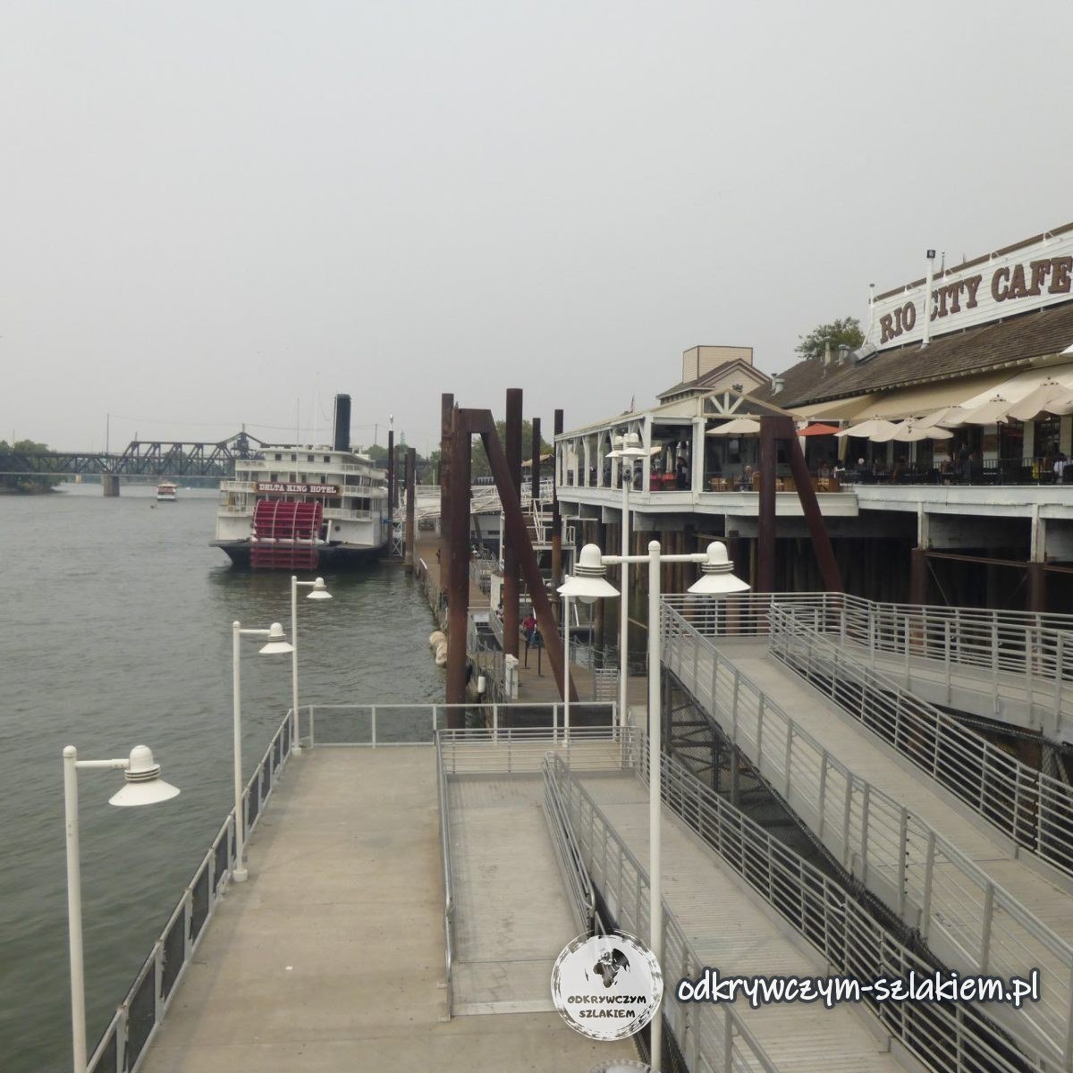 Nabrzeże rzeki Sacramento na starym mieście (Old Sacramento) z zacumowanym parowcem