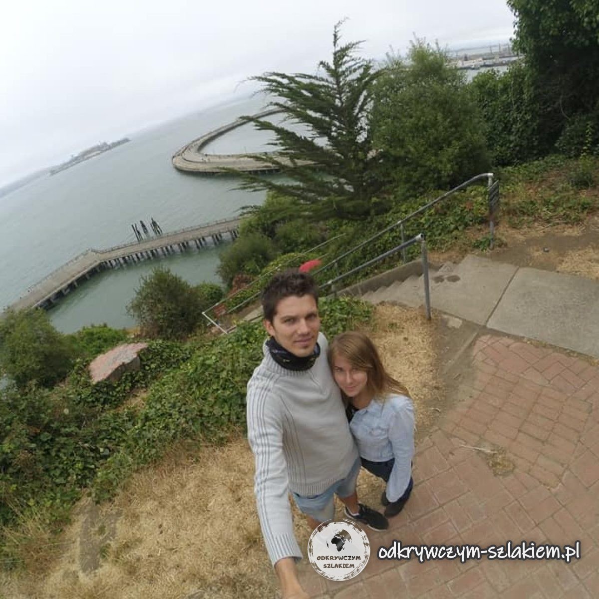Maciek i Patrycja nad Aquatic Park, w tle zakrzywione molo Municipal Pier w San Francisco