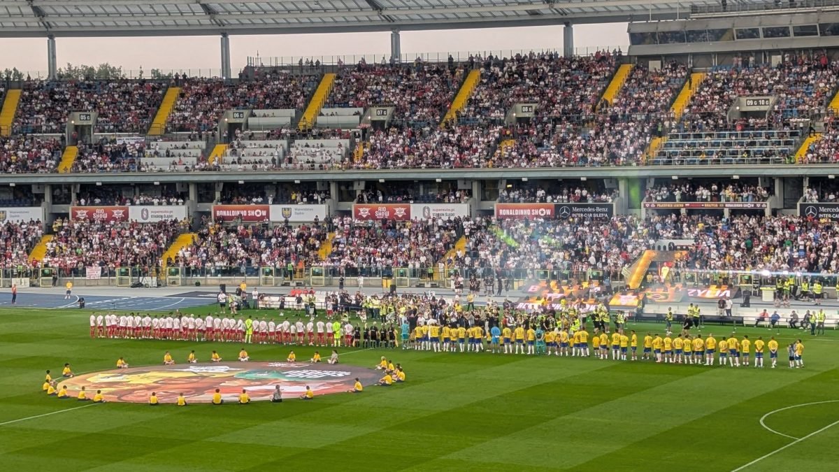 Drużyny Polski i Brazylii ustawione na murawie przed rozpoczęciem Meczu Legend w Chorzowie