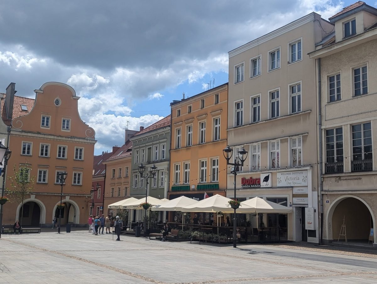 Kolorowe kamienice z podcieniami przy rynku w Gliwicach