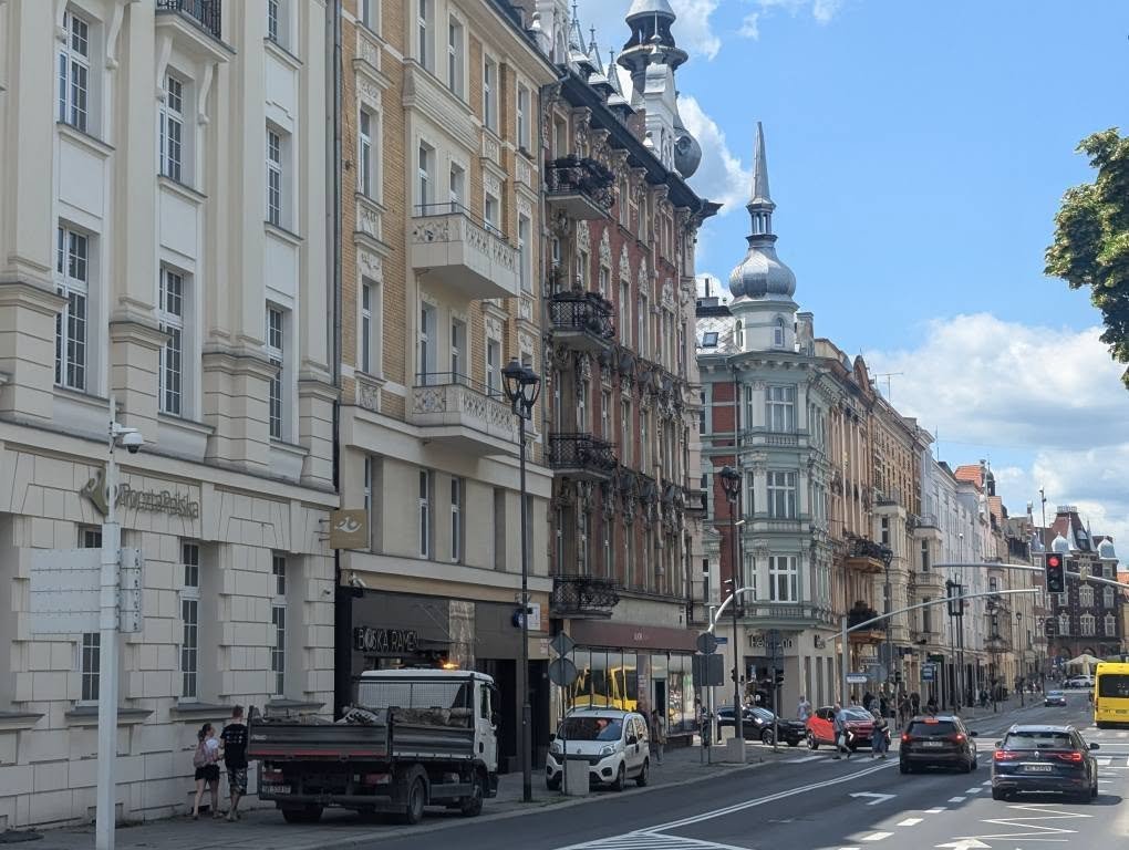 Wysokie kamienice wzdłuż ruchliwej ulicy w centrum Gliwic