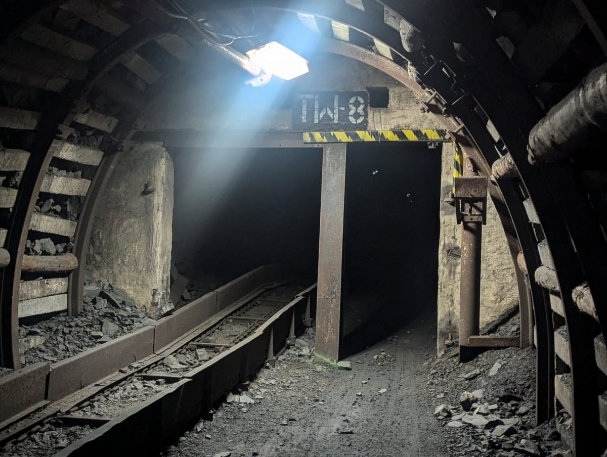 Oświetlony chodnik ze stalową obudową na poziomie 320 metrów w kopalni Guido