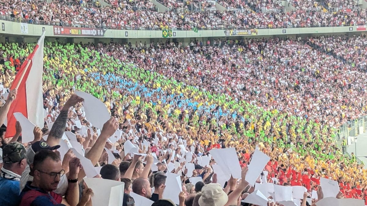 Kibice z białymi kartonami i kolorowa kartoniada na trybunach Stadionu Śląskiego