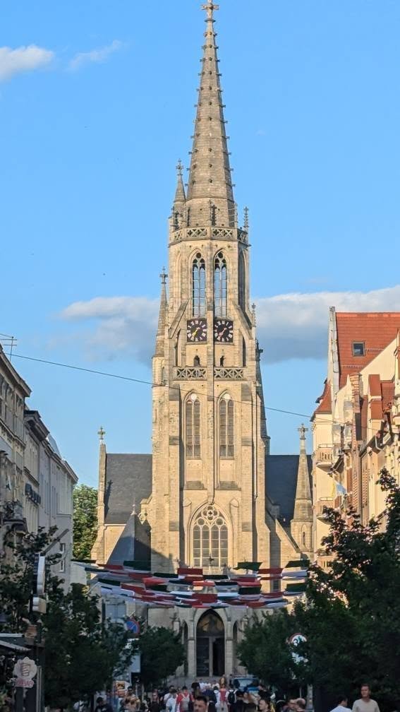 Neogotycki kościół Mariacki na końcu ulicy Mariackiej w Katowicach