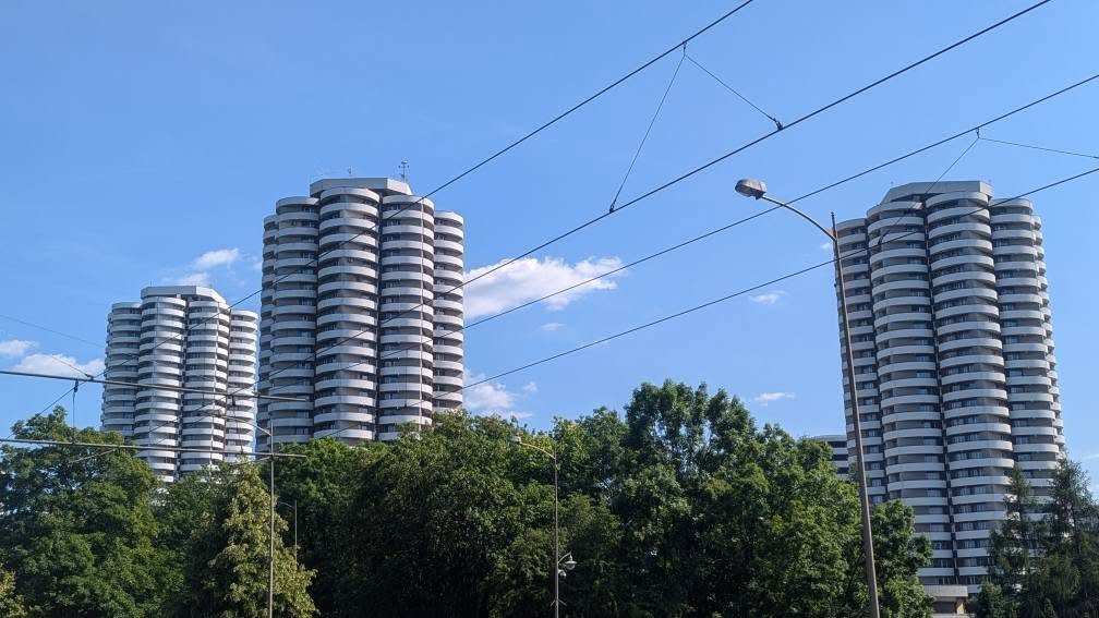 Okrągłe wieżowce zwane kukurydzami na Osiedlu Tysiąclecia w Katowicach
