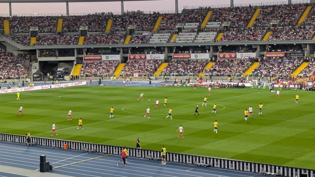 Akcja na boisku w meczu Polska–Brazylia na Stadionie Śląskim
