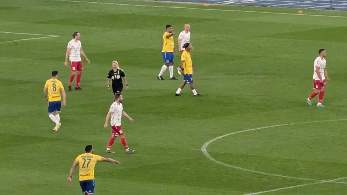 Piłkarze Brazylii i Polski na murawie w trakcie Meczu Legend w Chorzowie