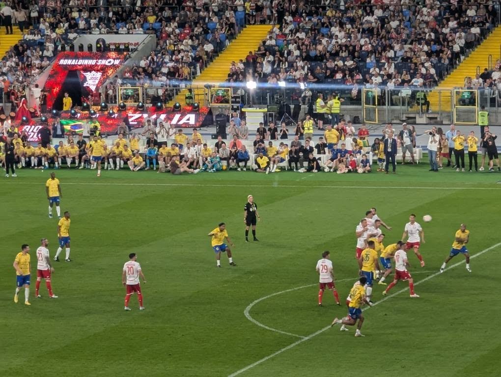 Akcja pod ławką rezerwowych Brazylii w Meczu Legend na Stadionie Śląskim